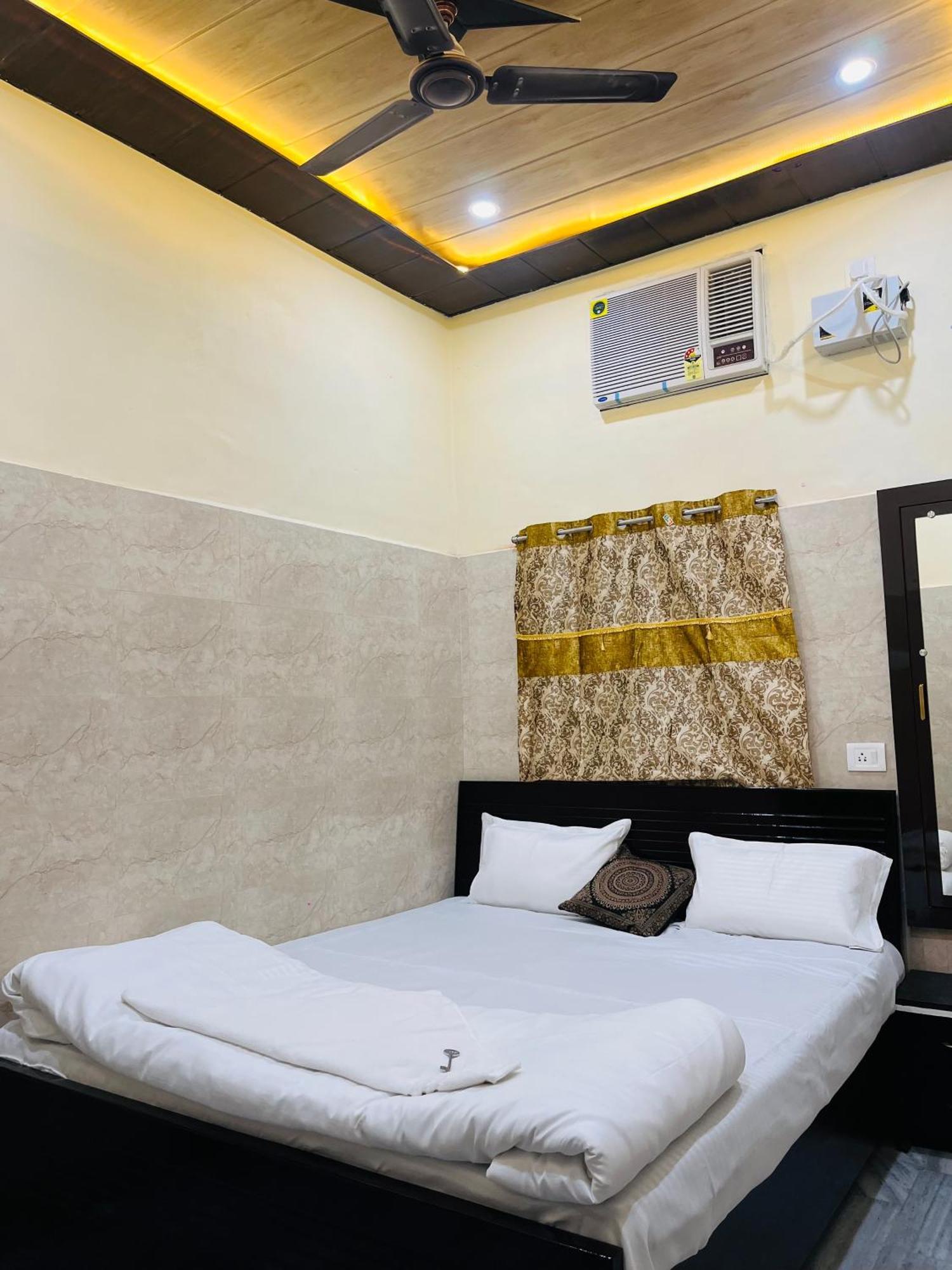 Saroja Paying Guest House Varanasi Exteriör bild