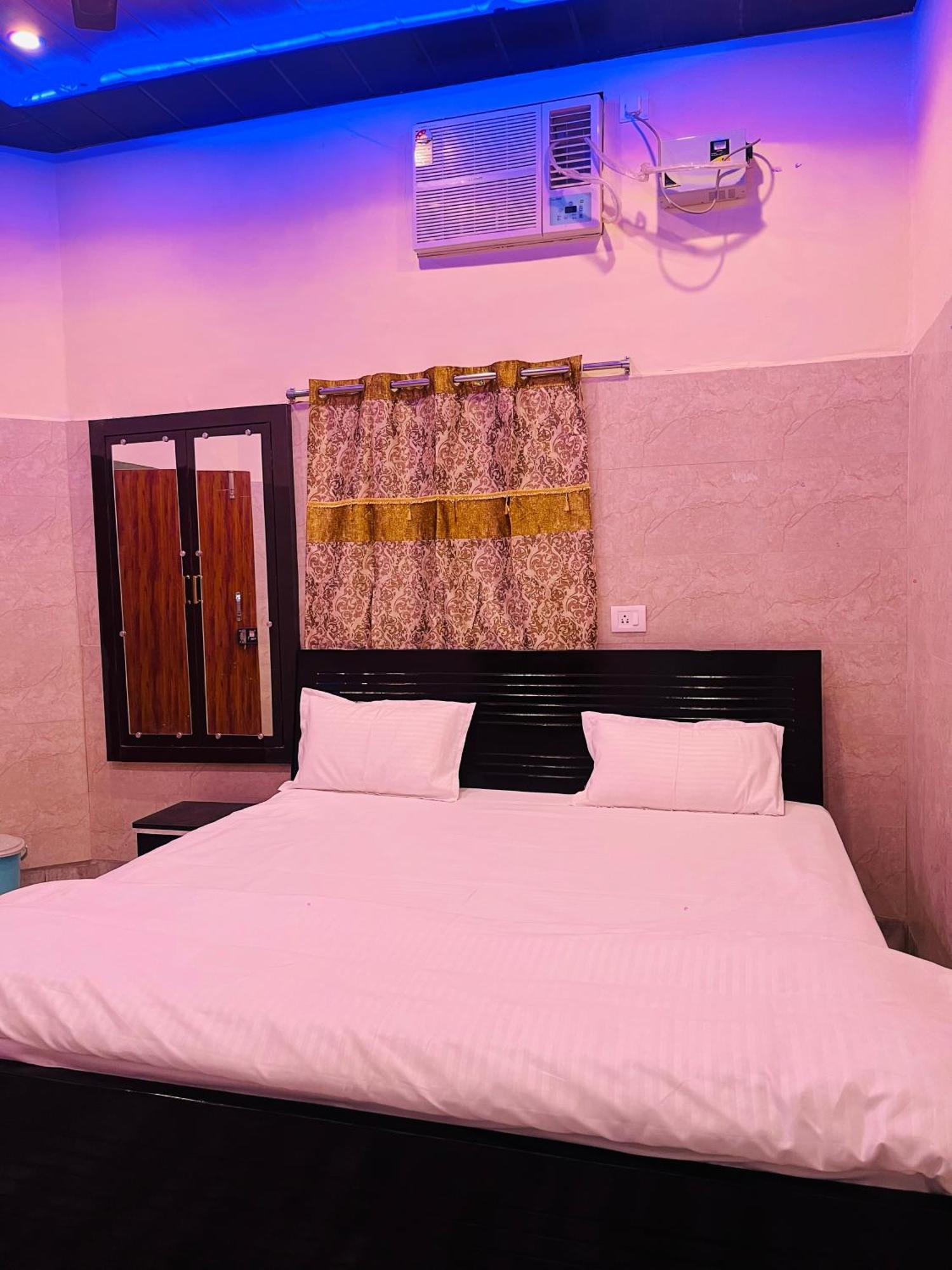 Saroja Paying Guest House Varanasi Exteriör bild