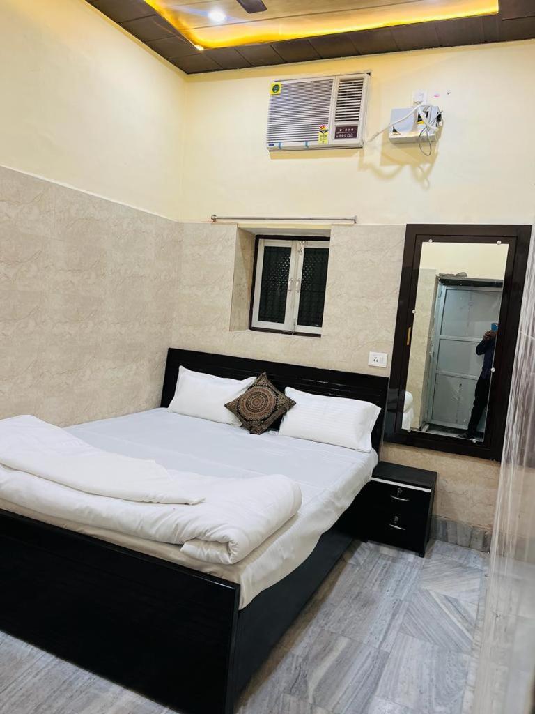 Saroja Paying Guest House Varanasi Exteriör bild