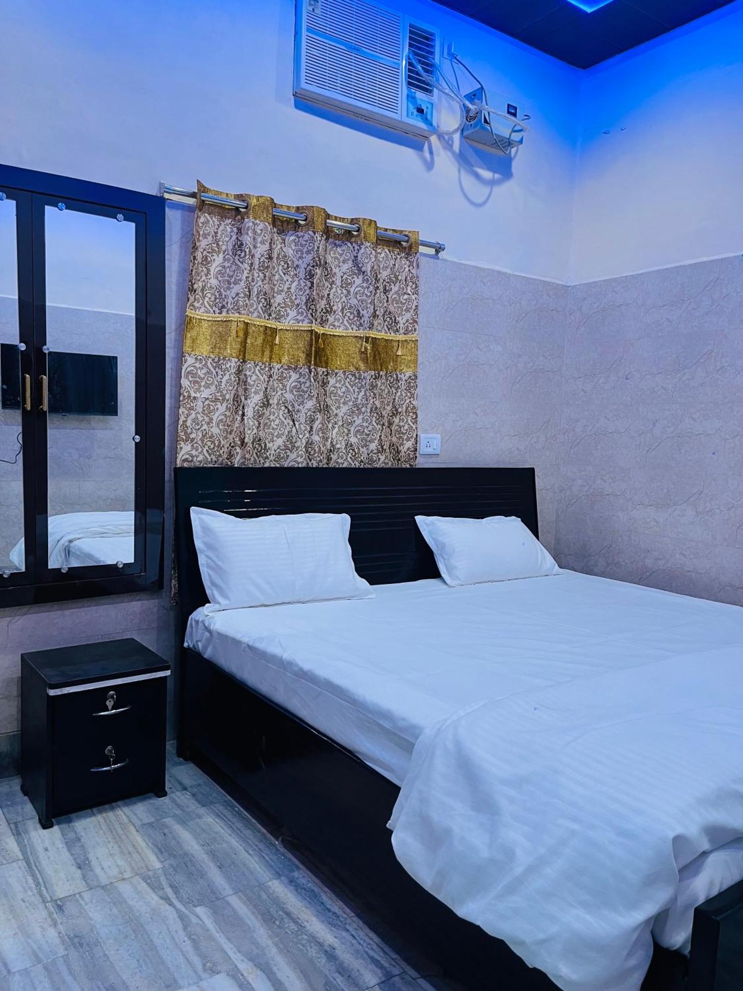 Saroja Paying Guest House Varanasi Exteriör bild